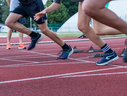 4 Personen setzen zum Sprint an